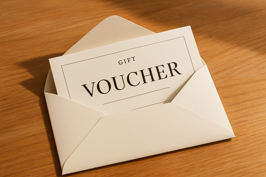 mały voucher w kopercie na stole